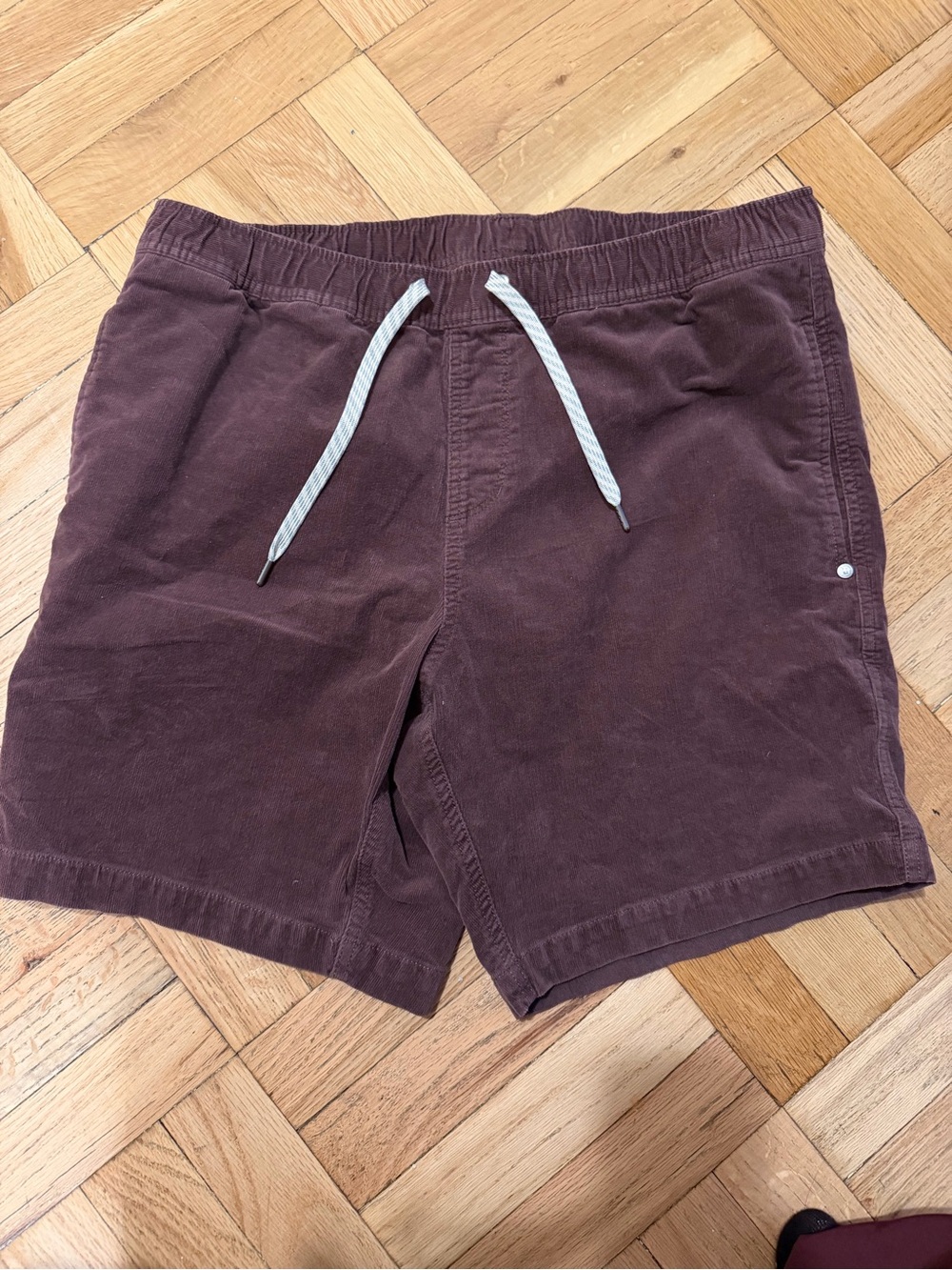 Vuori Xl Men’s Drawstring Corduroy Short in Deep Burgundy / Brown
